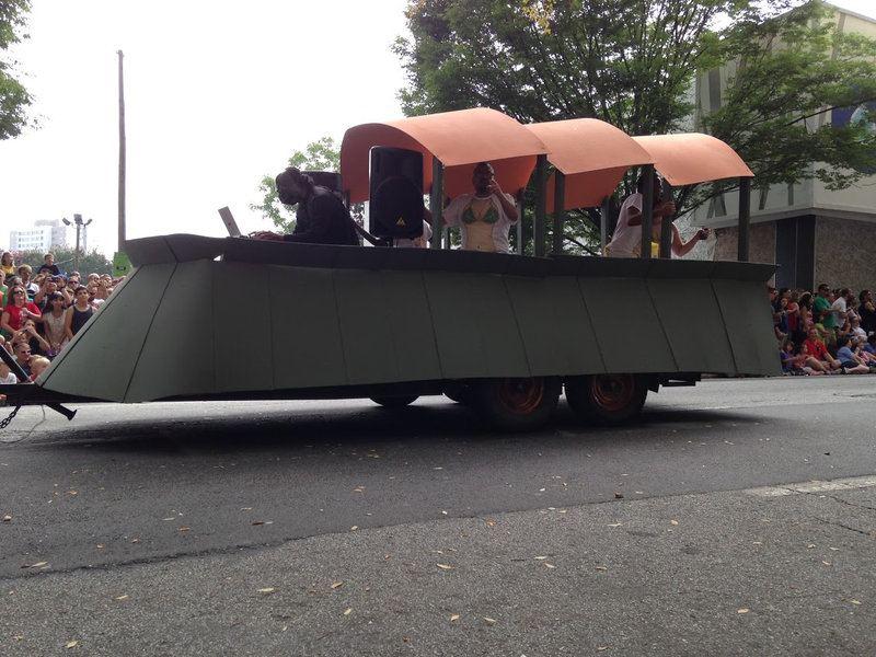 Illustration for article titled Vehicles Of The 2013 DragonCon Parade - Photo Dump